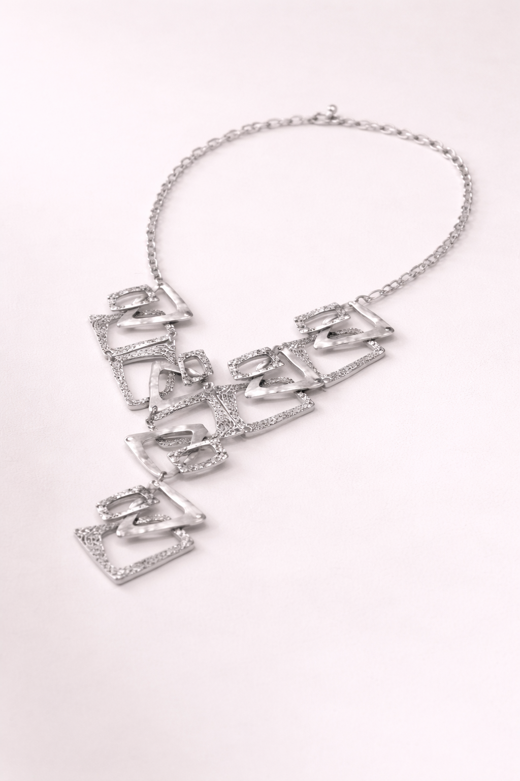Modern Geometrik Form Detaylı Gümüş Kaplama Kolye—RS26220